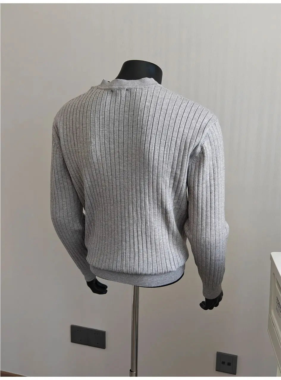 Grauer Rippstrickpullover mit Stehkragen, auf einer Büste präsentiert, für Herren zur Verwendung als lässiger Pullover.