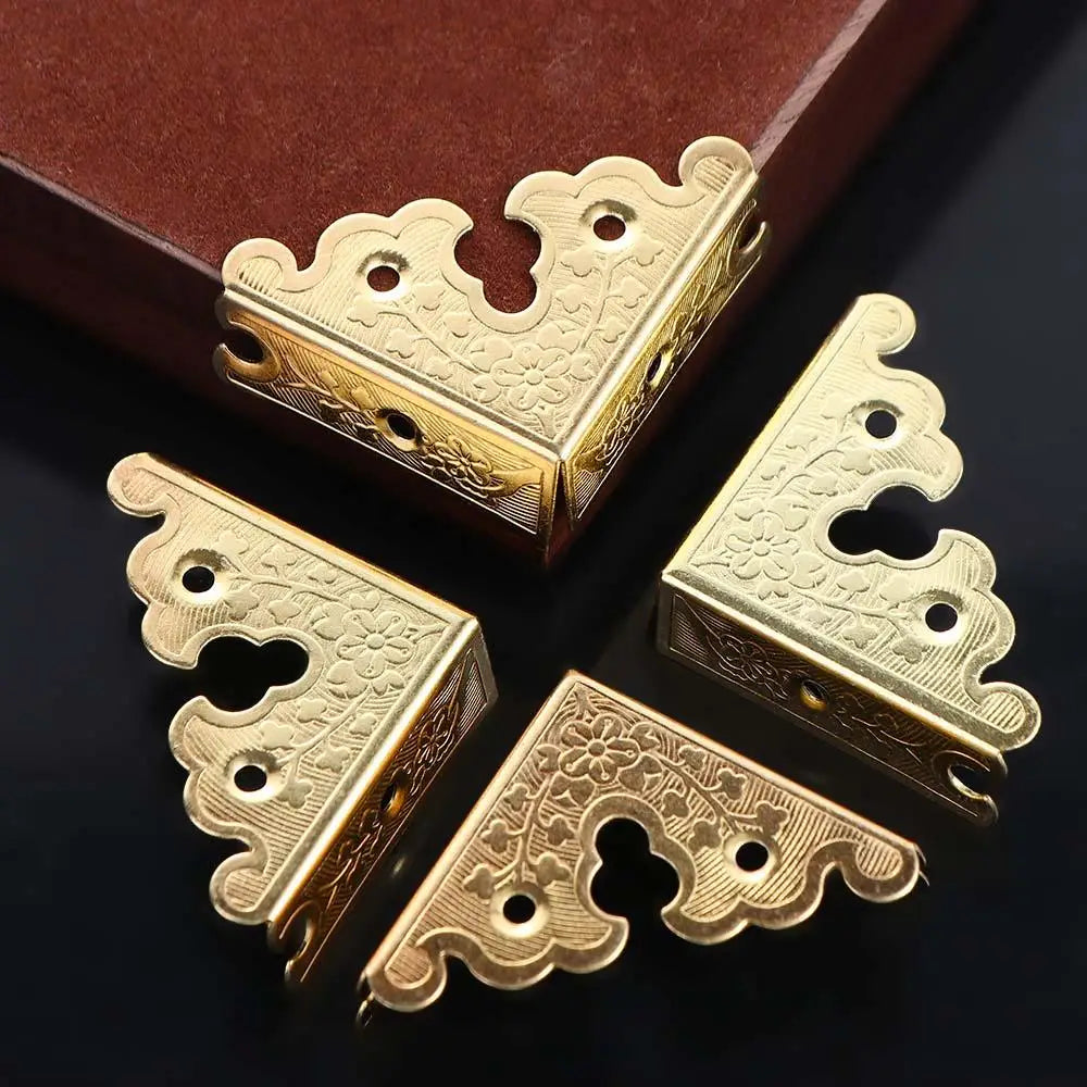 Goldfarbene Metall-Möbelschutz-Eckwinkelstücke mit kunstvollen floralen Gravuren und gezackten Kanten für Möbelsicherung im Antik-Messing-Stil, Set mit vier Stück