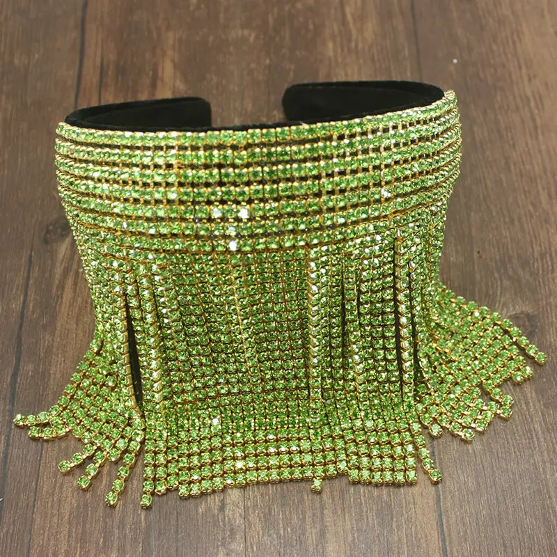 Collier ras-de-cou en strass vert à frange, avec intérieur en velours noir, complétant le serre-tête en perles et strass pour cheveux de mariée.