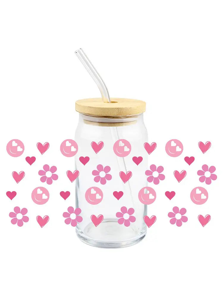 Verre à boire transparent de 16 oz, avec couvercle en bambou et paille transparente, décoré d’autocollants de cœur rose et de fleurs, étiquette autocollante d’enveloppement pour gobelet UV DTF de la Saint-Valentin.