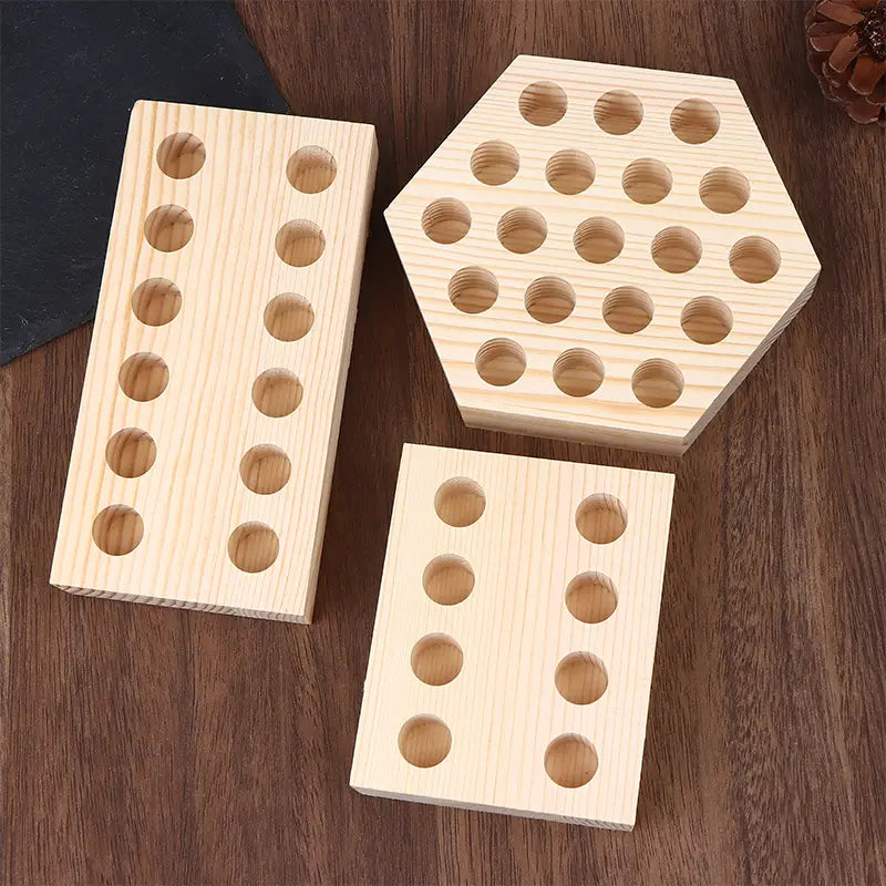Organizador de herramientas para tablero perforado de soporte de pinzas de madera de color claro con soportes rectangulares y hexagonales para el almacenamiento de especias o hierbas, con indentaciones circulares.