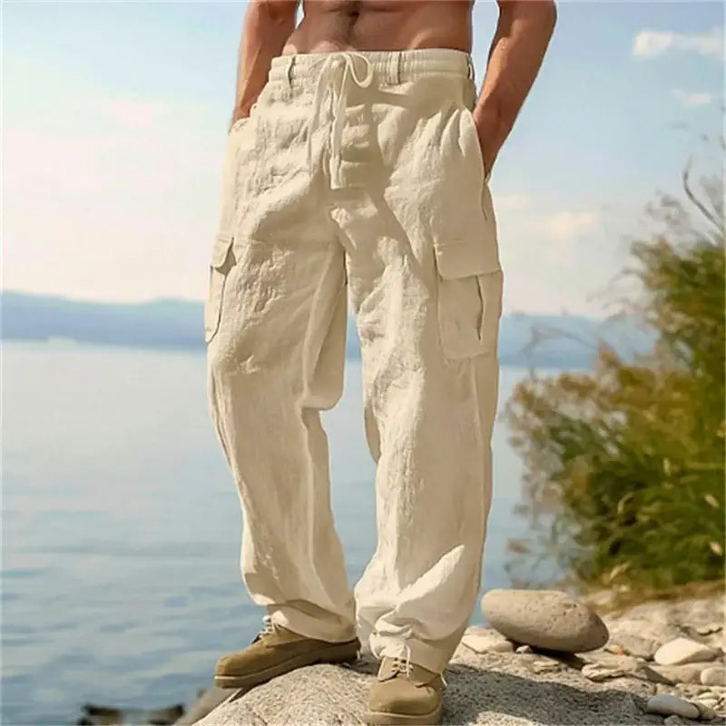 Pantalons cargo en lin beige pour hommes, dotés de plusieurs poches et d’une ceinture à cordon de serrage, conçus comme des pantalons décontractés et amples.