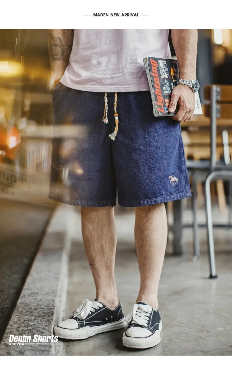 Dunkelblaue Vintage bestickte Jeansshorts für Herren mit einer kleinen Pferdebestickung am linken Bein und Kordelzügen an der Taille.