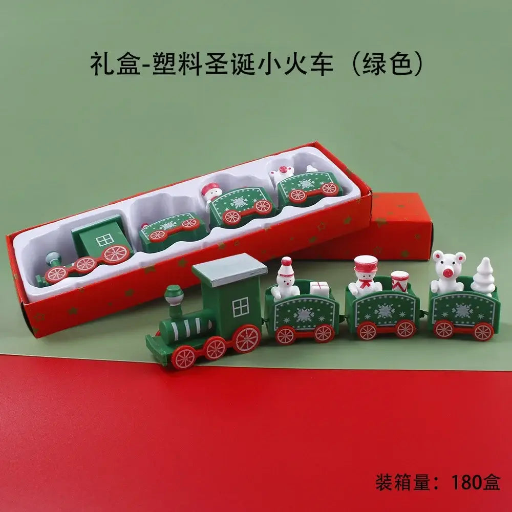 Décoration de table de fêtes de Noël en bois en forme de train, comportant un ensemble de train en plastique vert avec des roues rouges et des motifs d’étoiles de neige, comprenant de petites figurines festives d’un bonhomme de neige, d’un ours polaire et d’un conducteur.