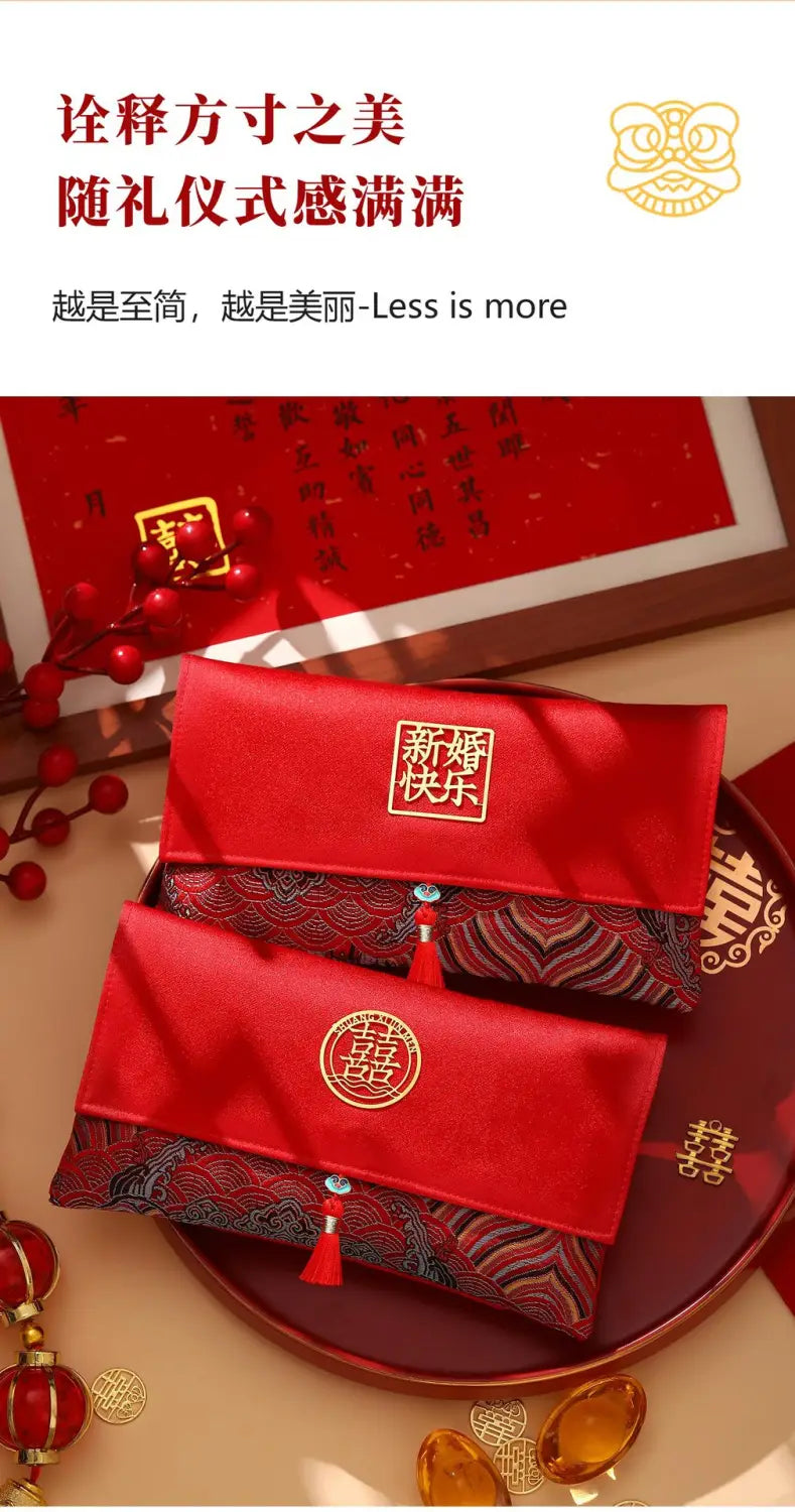 赤色のサテン生地を用い、金色の刺繍文字と房飾りを施した結婚式用封筒ギフト袋。