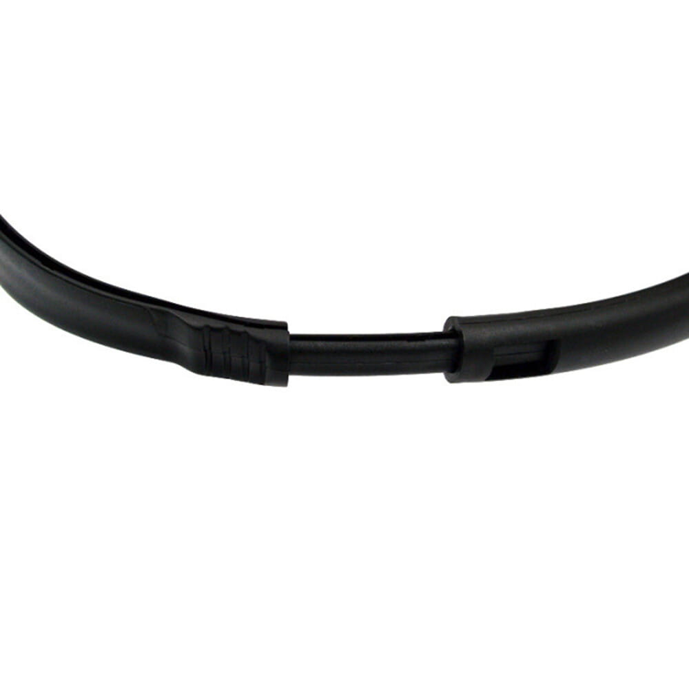 Connecteur noir de chambre à air de vélo en plastique avec extrémités à emboîtement, présenté à côté d’un casque de jeu filaire avec réduction du bruit et fiche de type 3,5 mm, pour une expérience audio améliorée