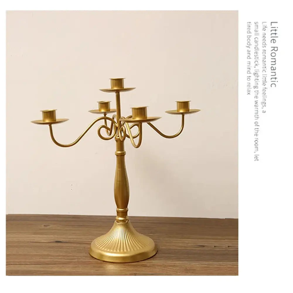 porte-bougies doré à cinq branches avec un travail métallique torsadé ornemental et une base cannelée, utilisé comme décoration de table moderne pour une décoration européenne, pour un mariage d’hôtel.