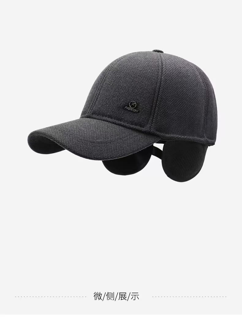 Casquette en laine gris foncé, mélange, avec rabats d’oreilles noirs fixés, conçue comme un chapeau de laine chaude pour casquette de baseball d’hiver pour homme à rabats d’oreilles.
