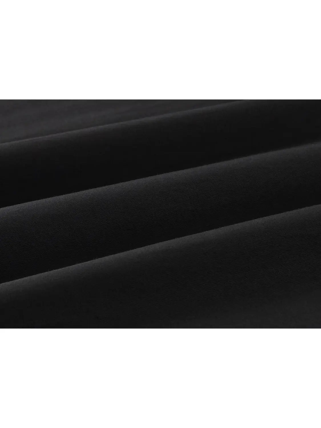 Herren-Hemd mit langen Ärmeln im Business-Casual-Look aus elastischem, einfarbigem Stoff in schwarzem Samtgewebe mit weicher, samtiger Haptik und dezentem Schimmer.