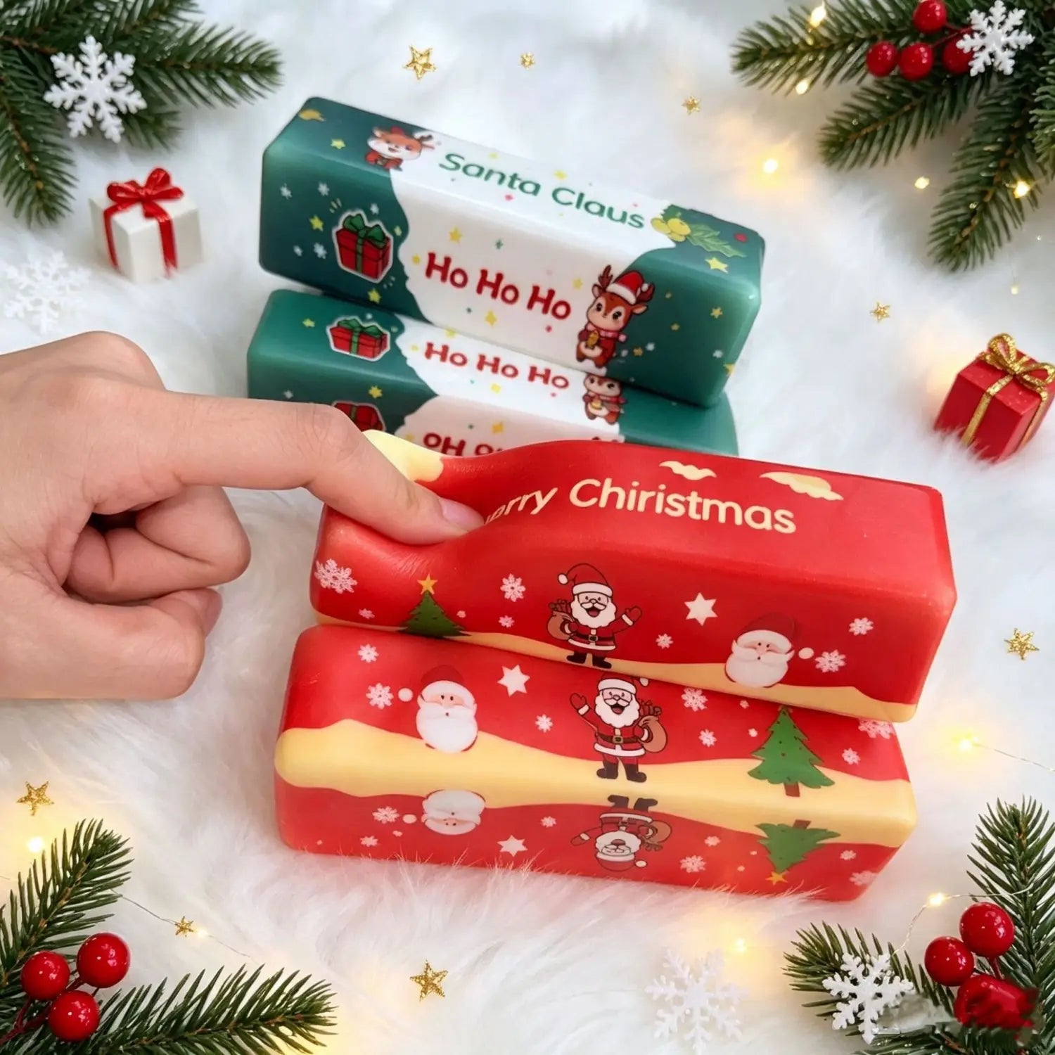 Juguete blandible temático de Navidad de color rojo con diseños de Santa Claus y renos, fabricado con material blando tipo goma para el alivio lento del estrés.