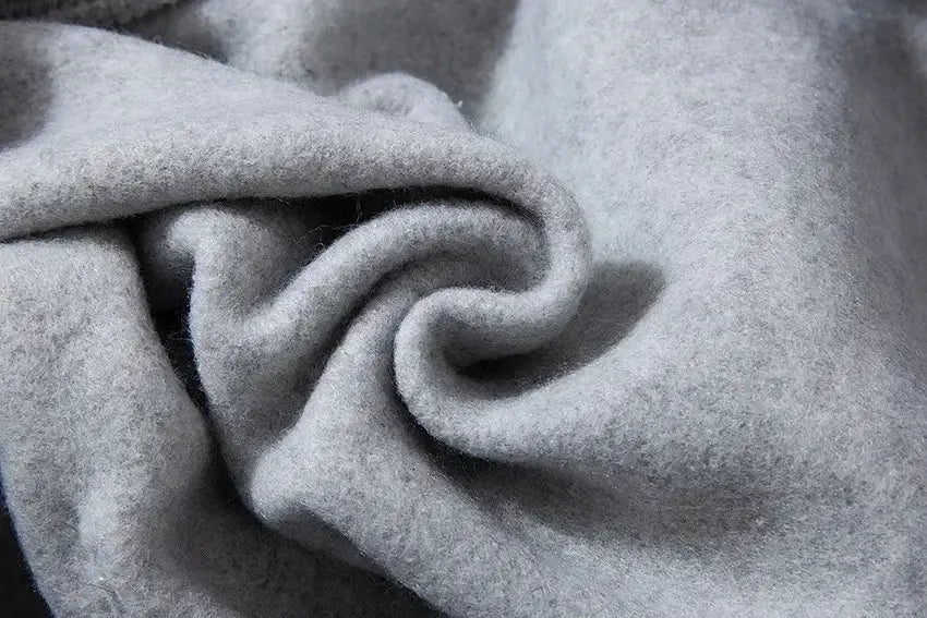 Sudadera con logotipo de baloncesto Jordan para hombre en suave tejido de poliéster de lana color gris claro, con una superficie texturizada acolchada, diseñada para uso casual.