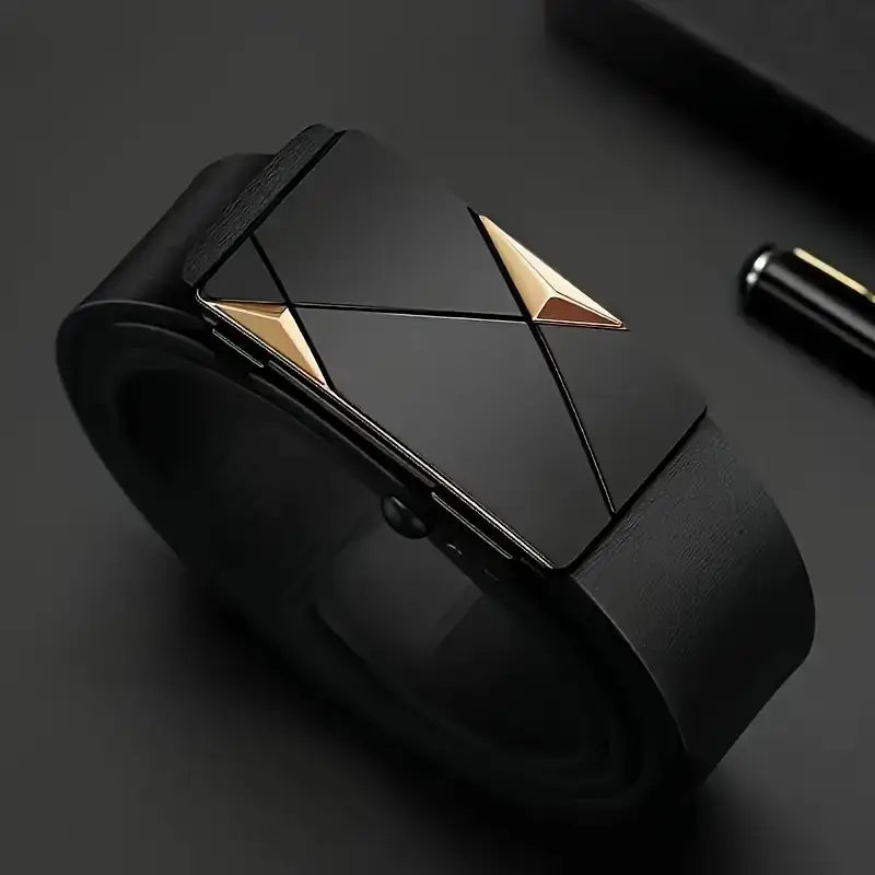 Cinturón automático de cuero para hombre con hebilla de cierre automático en negro, con una correa de cuero elegante y una hebilla geométrica con acentos triangulares en tono dorado.