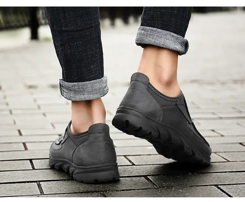 Mocassins homme décontractés en cuir à enfiler en noir, avec des semelles robustes et des coutures détaillées.