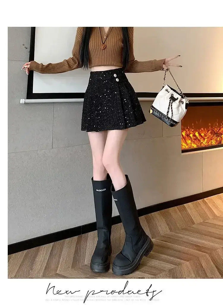 Schwarze Balenciaga-Kniehohe Stiefel mit dicken Sohlen und elegantem mattem Finish, kombiniert mit rosa Bouclé-Falten-Minirock.