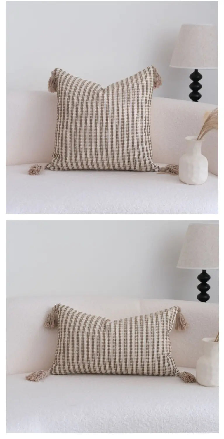Beiger und schwarzer gestreifter geometrischer Jacquard-Kissenbezug in braunem Maillard, mit Quasten an jeder Ecke zur dekorativen Verwendung.