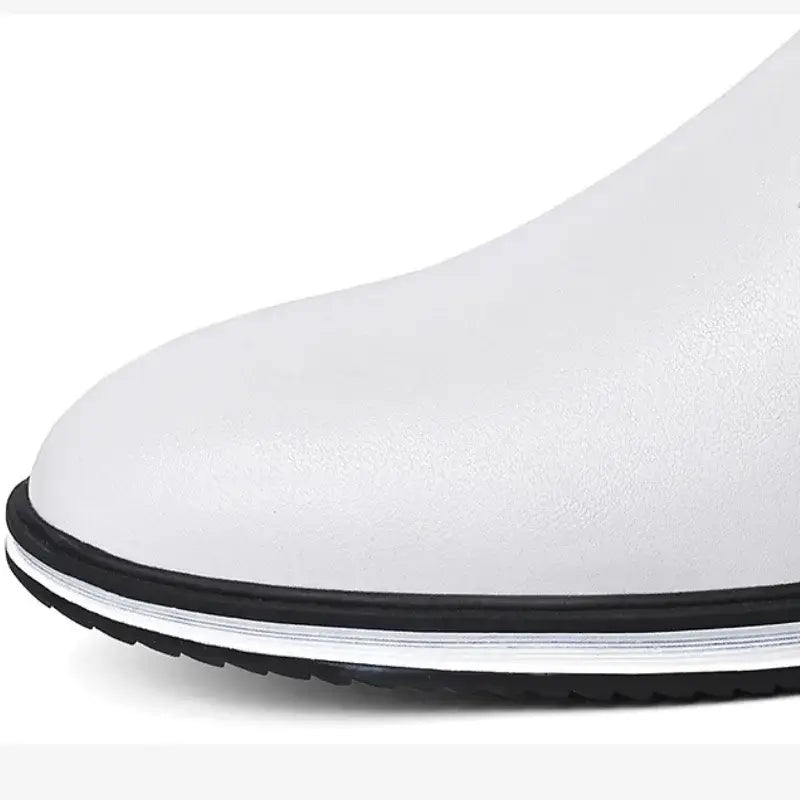 Zapato de conducción casual de cuero para hombre, tipo slip-on, con parte superior de cuero blanco y suela negra y plateada.