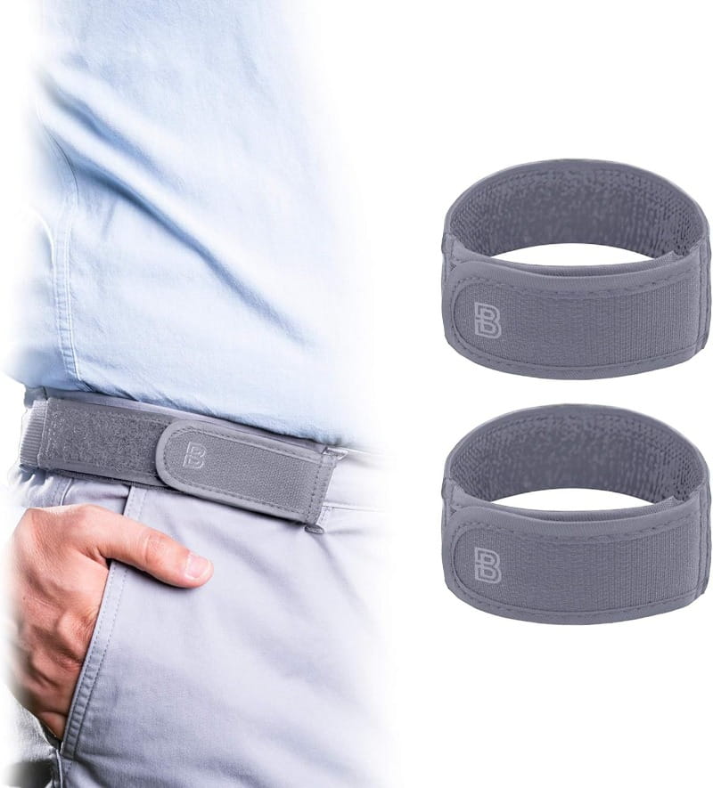 Ceinture élastique grise sans boucle avec taille réglable, dotée de passants de ceinture élastiques et d’un discret logo « b » sur le panneau avant