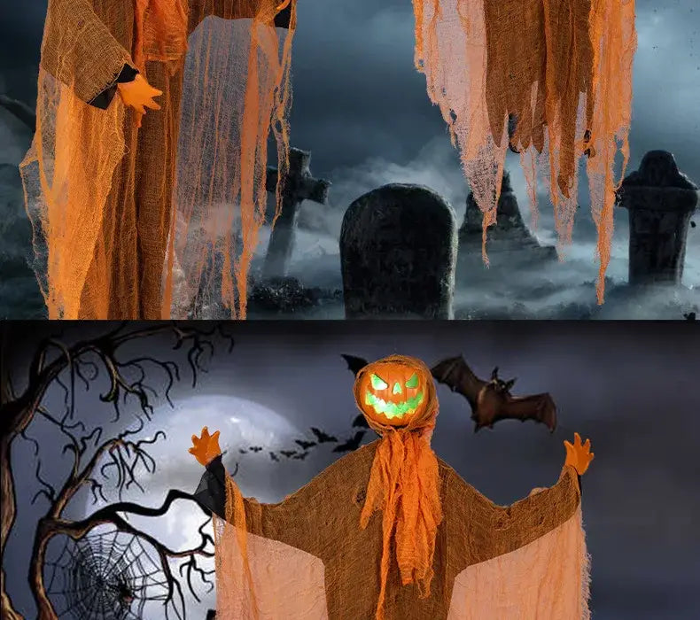 calabaza naranja de espantapájaros colgante, decoración de Halloween, con ojos LED verdes que emiten luz y una sonrisa cosida, drapeada sobre una tela naranja deshilachada.