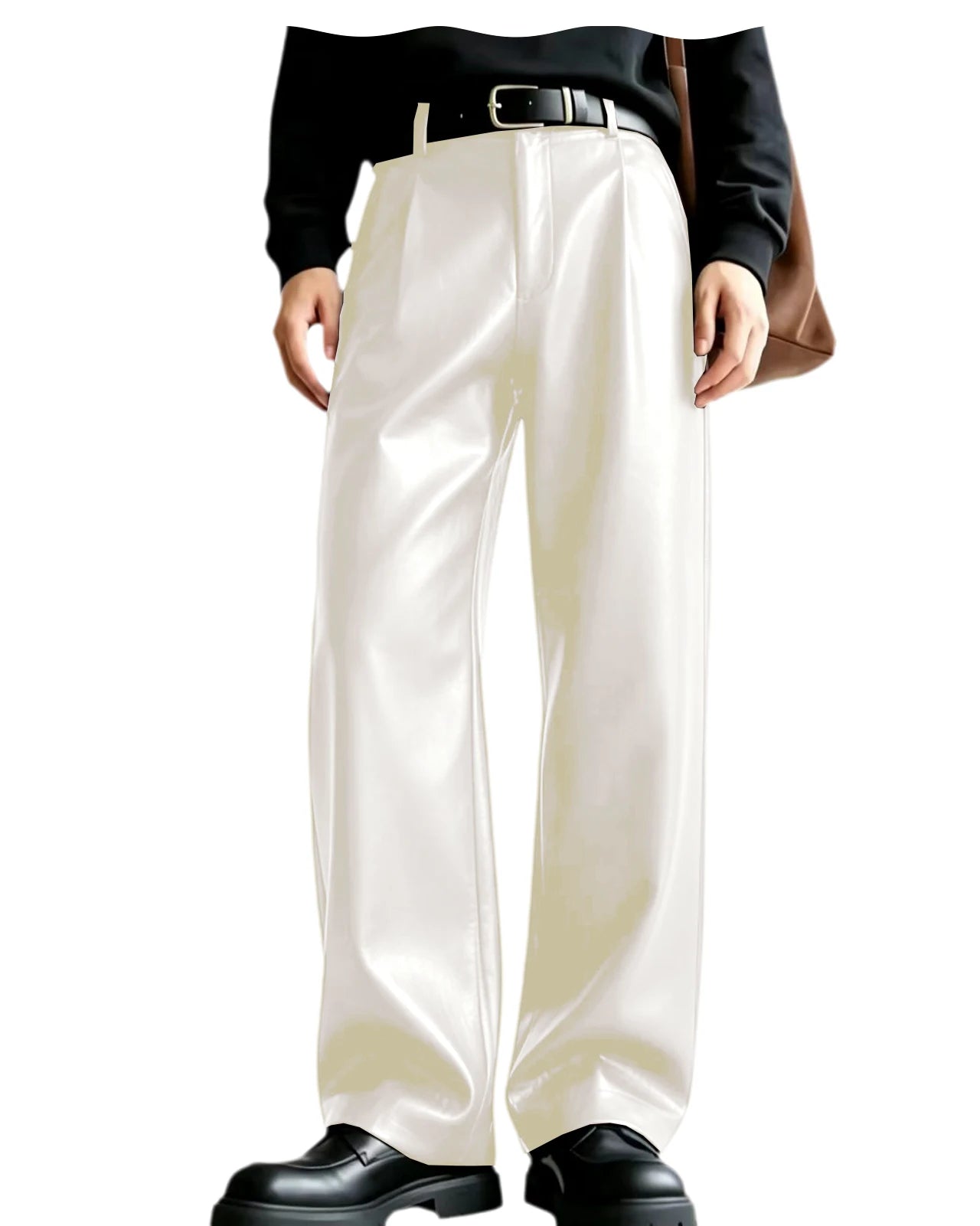 Pantalones de hombre con pernera ancha de satén color crema, con pliegues, y cinturón de cuero sintético (PU) negro elegante.