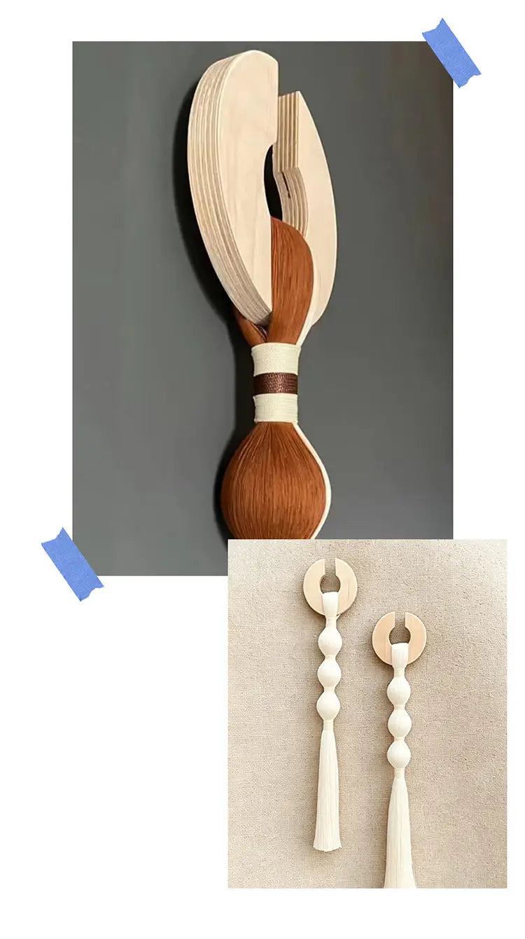 Un gancho de pared minimalista con forma de langosta de madera, de acabado en madera clara natural y acentos marrón oscuro, presentado junto con arte de colgante mural con borlas tejidas.