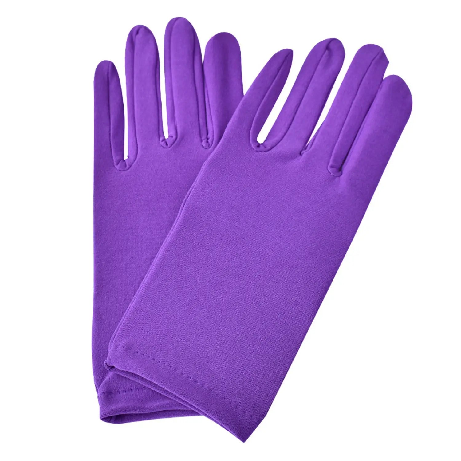 Une paire de gants en satin violets vifs pour femmes, longs moufles d’opéra au coude, fabriqués dans un tissu lisse et extensible, avec des poignets cousus avec soin.