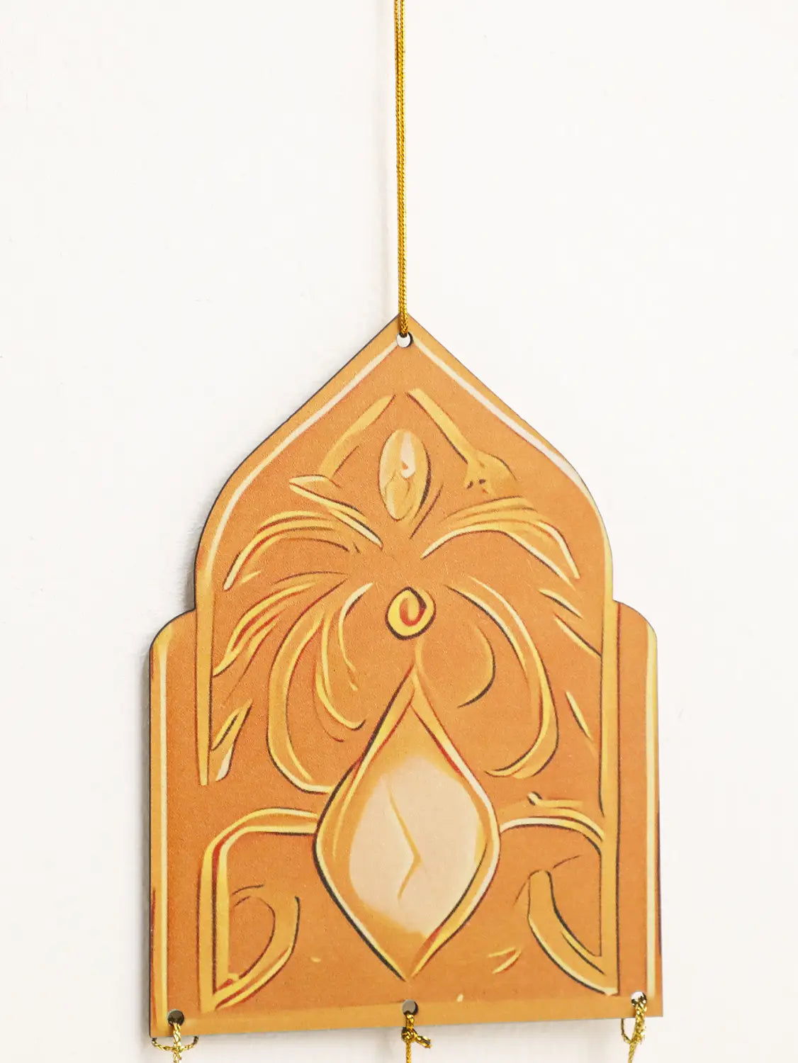 Farol de luna y estrella de decoración de pared para Ramadán islámico con cuero color camel, con intrincados patrones florales y geométricos en relieve con tonos dorados y un diseño central tipo gota, en estilo moderno.