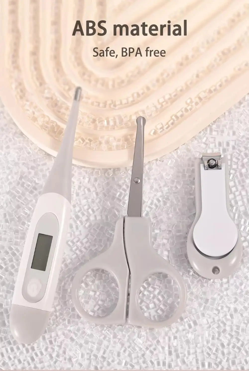 Ein elegantes weiß-silbernes ABS-Baby-Pflege-Set für Neugeborene, bestehend aus einem digitalen Thermometer, infantilen Scheren mit abgerundeten Spitzen und einem Nagelknipser.