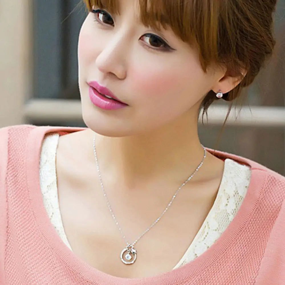 Collier pendentif en zircon délicat plaqué argent sterling pour femmes, muni d’un pendentif circulaire comportant une pierre précieuse transparente centrale.