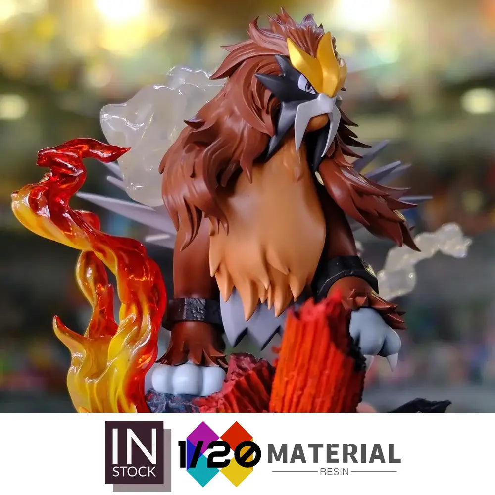 Estatua detallada de resina a escala 1/20 del Pokémon Arcanine, con pelaje marrón, marcas en el rostro amarillo y negro y llamas rojo-naranja ardientes que se arremolinan a su alrededor, presentada en la base original brillante y quemada de torre de Ciudad Paleta.