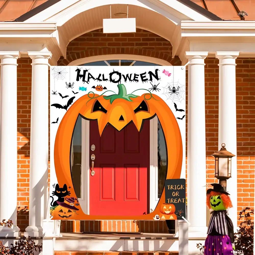 banner de telón de fondo para fotos de Halloween con temática de calabaza naranja, con murciélagos negros, arañas y la palabra "Halloween" en letras negritas sobre una puerta roja