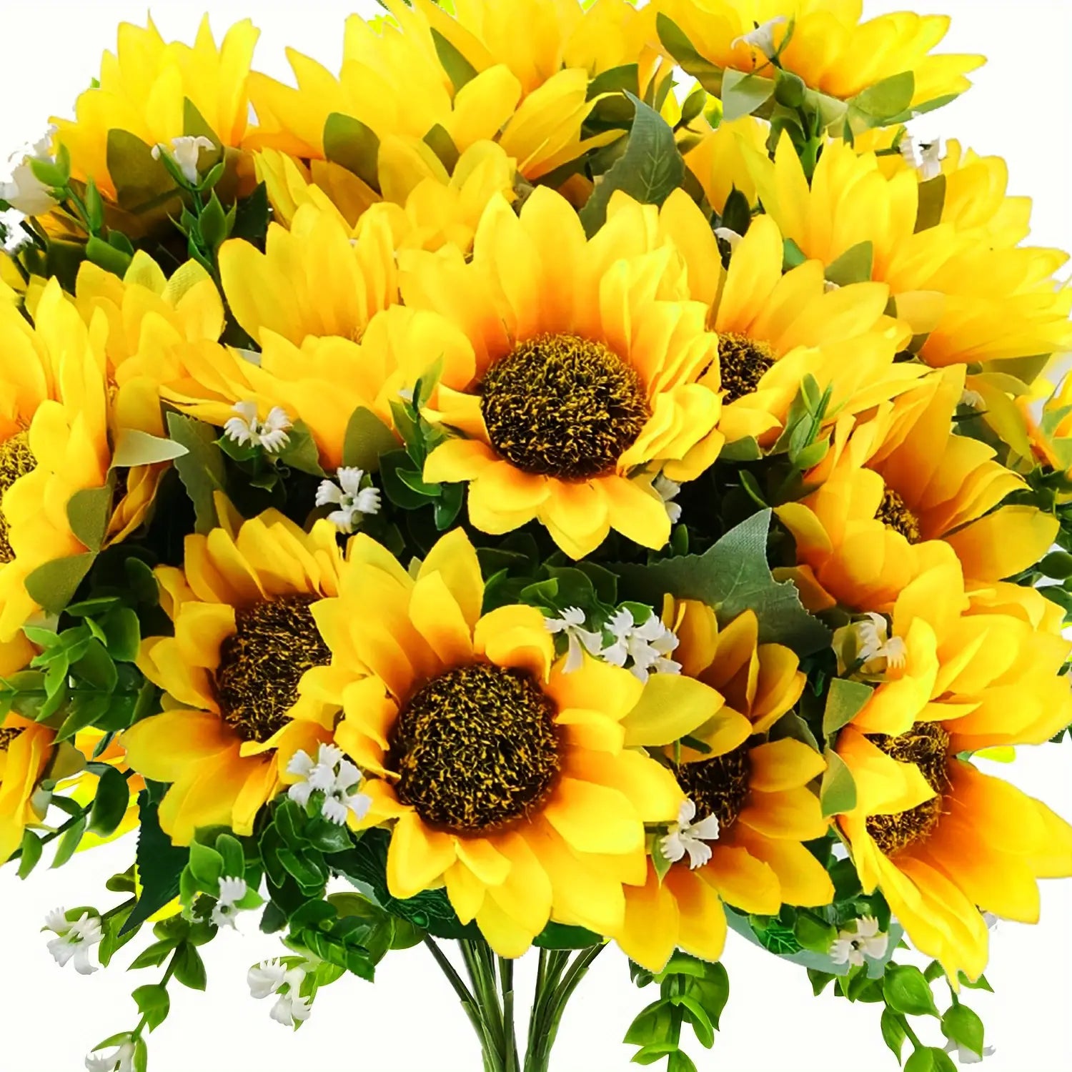 Kunstblumenstrauß aus künstlicher Sonnenblume mit leuchtend gelben künstlichen Sonnenblumen, dunkelbraunen Zentren und grünen Blättern, akzentuiert mit kleinen weißen Füllblüten in einer Keramikvase.