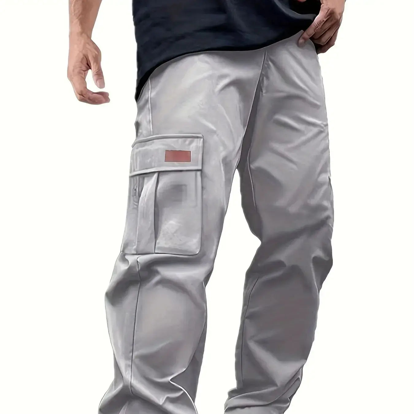 Herren-Cargohose Loose Straight Arbeits-/Werkhose in Grau mit elegantem, leicht glänzendem Material und einer auffälligen Seitentasche mit kleinem rotem Label.
