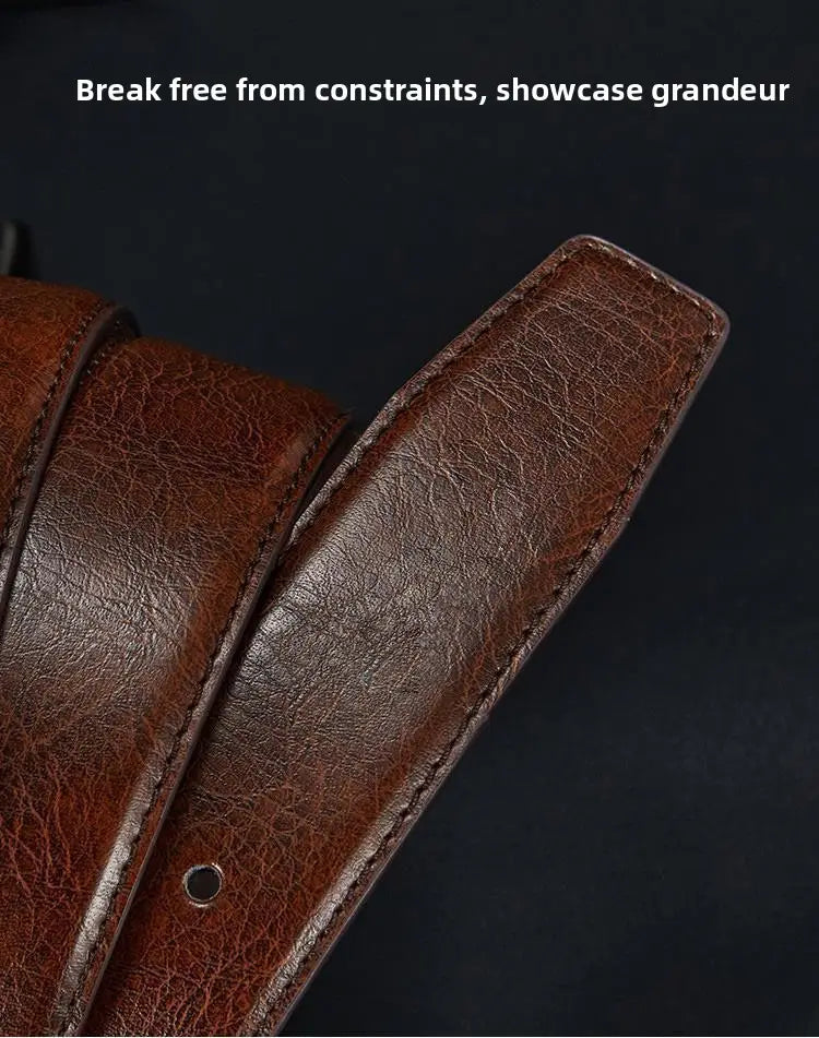 Herren-Ledergürtel im Casual-Stil mit brauner Dornschließe, aus braunem Leder, mit strukturierter Oberfläche und sichtbarer Ziernähte entlang der Kanten.