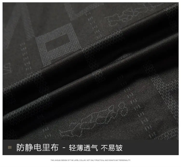 Tissu de doublure intérieure anti-statique noir avec un motif géométrique discret et un tissage texturé, utilisé dans la veste d’hiver en simili cuir pour homme, blazer, coupe ajustée.