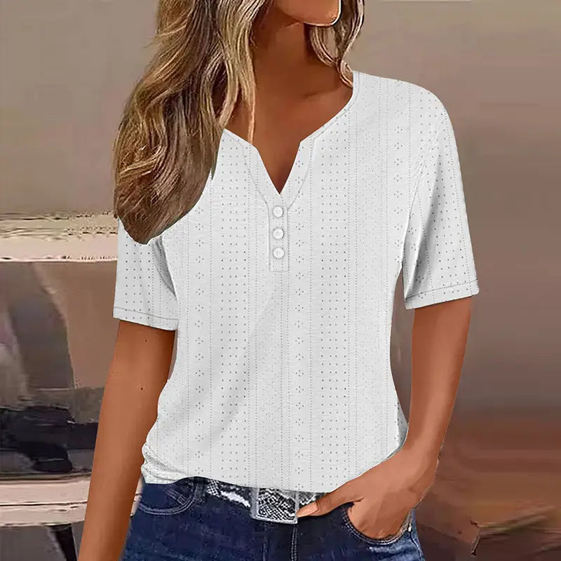 T-shirt boutonné pour femmes à encolure en V et manches courtes, de couleur blanche, avec un décolleté en V, trois boutons et un motif ajouré sur l’ensemble du tissu.