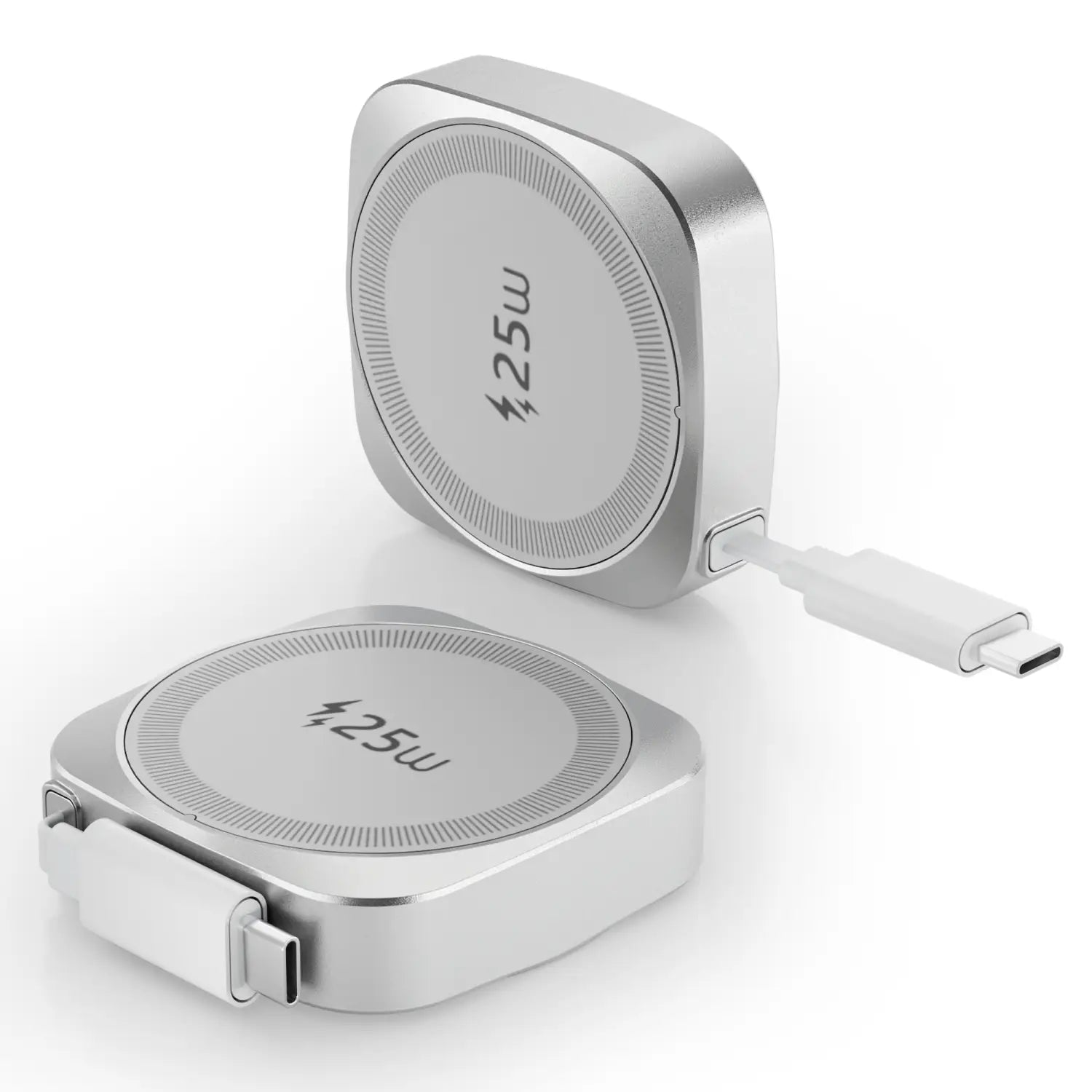 Silbernes 25-W-Ladepad für kabelloses Laden mit elegantem eckigem Design und integriertem USB-C-Kabel zur Verwendung mit dem orangefarbenen 25-W-Magnet-Ladeadapter für kabelloses Laden für iPhone