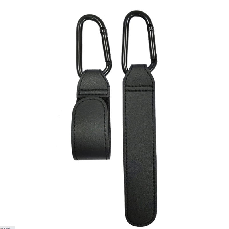 schwarze Lederspazierwagenhaken aus PU-Leder als Aufhänger für die Kinderwagen-/Buggytasche mit gesteppten Kanten und verstellbarem Karabinerriemen in einem eleganten, minimalistischen Design