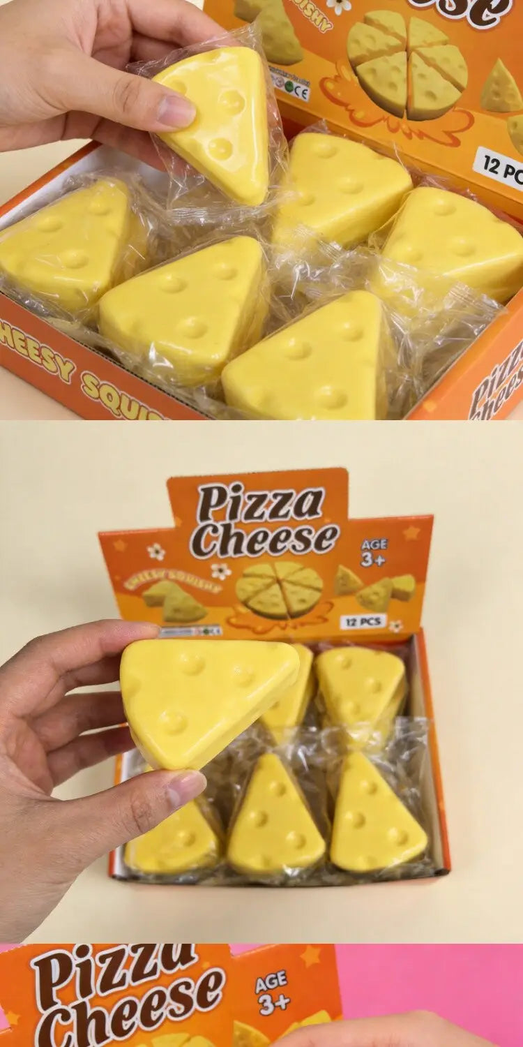 Gelbe, plastikartige, langsam aufsteigende, quetschige Spielzeugteile in einer Schachtel mit der Aufschrift „Pizza Cheese“ aus dem 12-teiligen Set „Triangle Cheese“