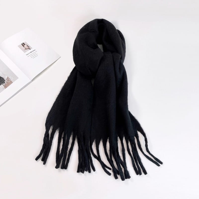 Bufanda de lana negra con extremos suaves con flecos, diseñada como accesorio de cachemir de invierno para mujer