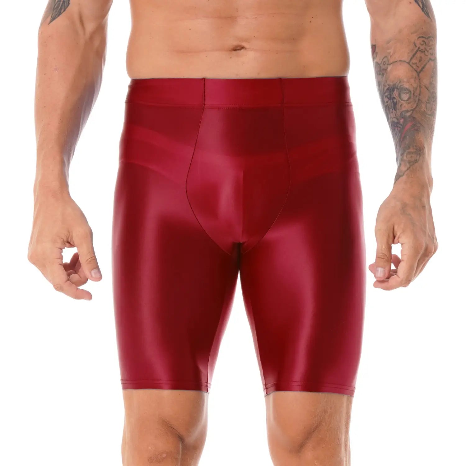 Briefs metálicos rojos brillantes que muestran el acabado brillante y el diseño elegante de los accesorios de la camiseta de compresión para hombre de manga larga y acabado brillante