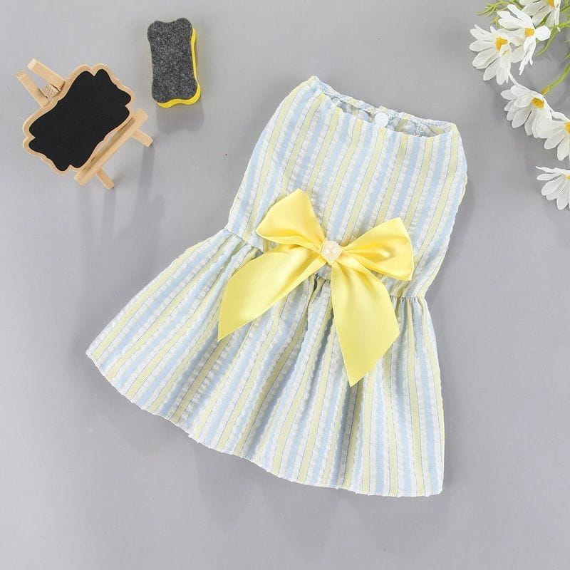 中国本土で製造された、ポリエステル繊維の淡い青と白のストライプ柄夏用犬用ドレスで、ウエストに鮮やかなイエローのサテンリボンが付いており、春夏の着用に最適です