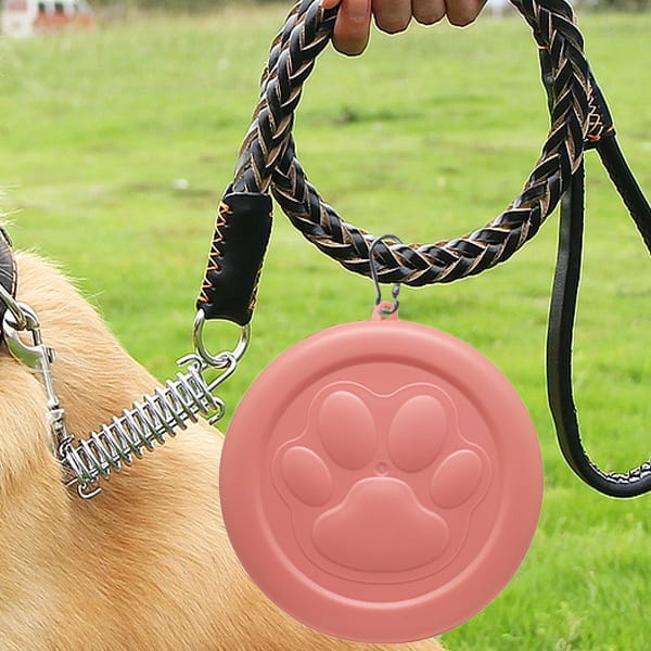 Support de laisse rétractable en silicone rose en forme d’empreinte de patte, fixé à un bol de voyage portable pour chien avec compartiment à friandises