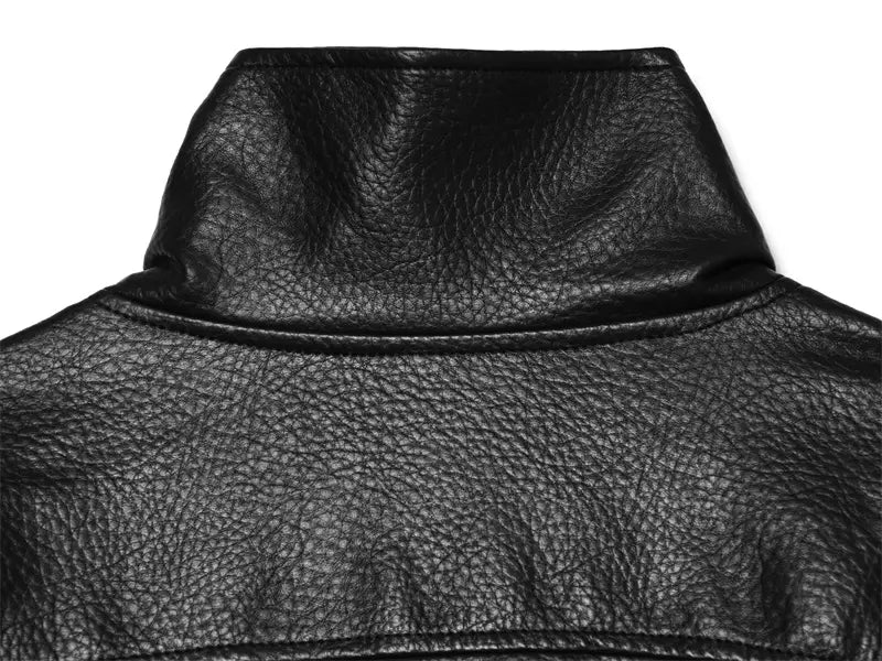 凹凸のあるテクスチャーの表面と精密なステッチを施した、黒のフェイクレザーボンバージャケットのカラー。