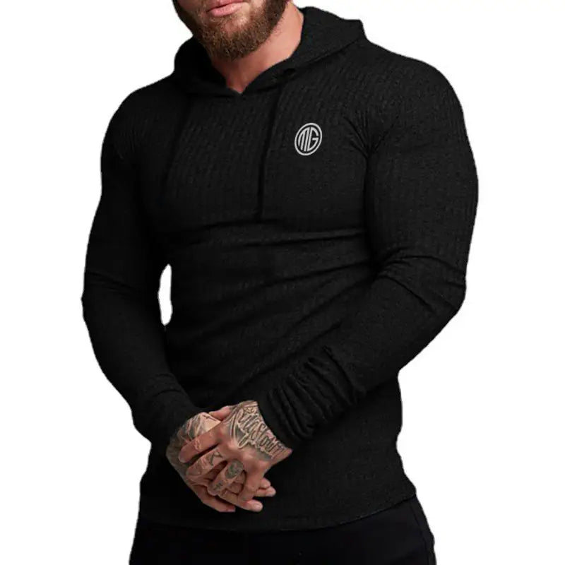 Sudadera con capucha de punto para hombre, estilo pulóver, ajuste slim, en negro, con tejido texturizado de manga larga y un logotipo circular blanco en el pecho.