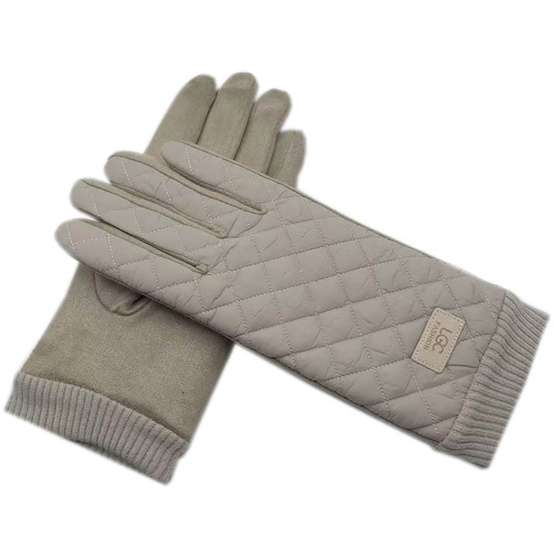 Gants d’hiver en écran tactile thermique matelassés beige de type UGG pour femmes, avec doublure en suède doux et poignets tricotés côtelés.