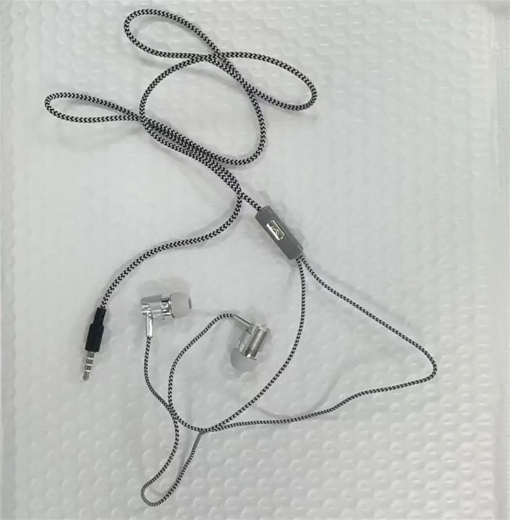低音ステレオサウンドを備えた銀色の有線インイヤーヘッドホン。黒と白の編み込みケーブルと、モバイルフォンでの使用向けのグレーのインライン制御モジュールを搭載しています。