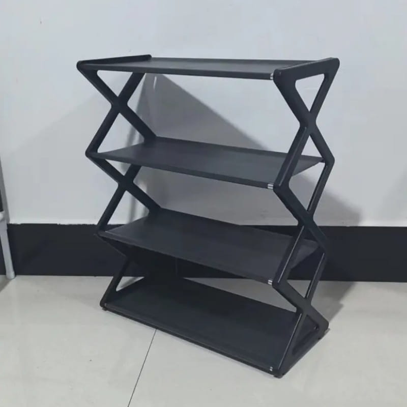 étagère à chaussures noire en métal à 4 niveaux pliable avec cadre en zigzag de type accordéon et étagères plates conçue comme un organisateur de chaussures à plusieurs niveaux permettant de gagner de l’espace