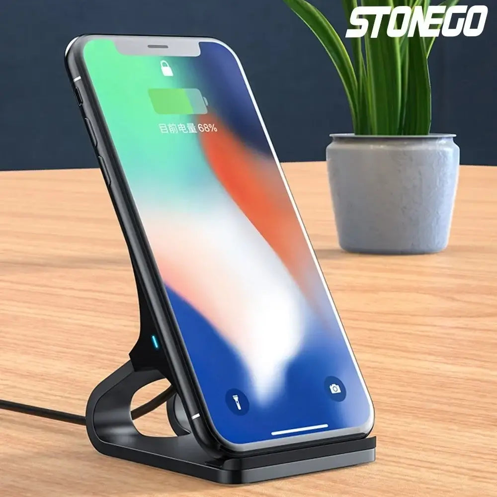 Schwarzer kabelloser Ladeständer aus Kunststoff, der ein iPhone hält, mit 10 W Ausgangsleistung für schnelles Laden.