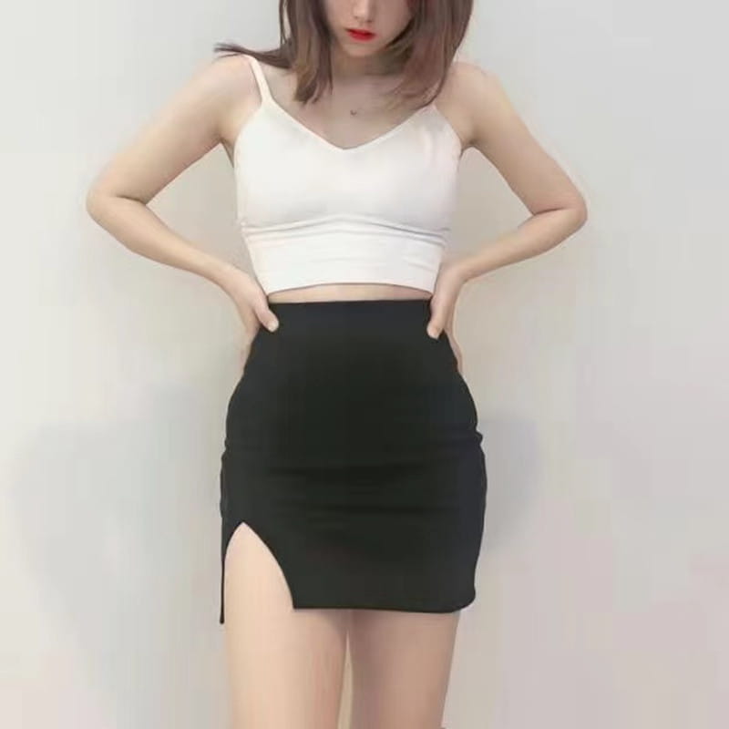 滑らかな生地で仕立てた、サイドスリット付きのハイウエスト黒ミニスカート。スタイリッシュで上品な印象を与えます。