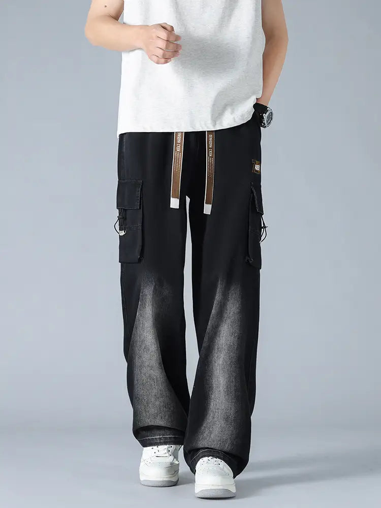 Jean cargo en denim ample pour homme, grande taille, noir, avec bas de denim délavé et taille à cordon, présentant des détails rayés marron et blanc.